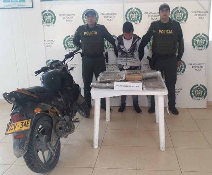 Llevaba 19 paquetes de marihuana en una moto 1